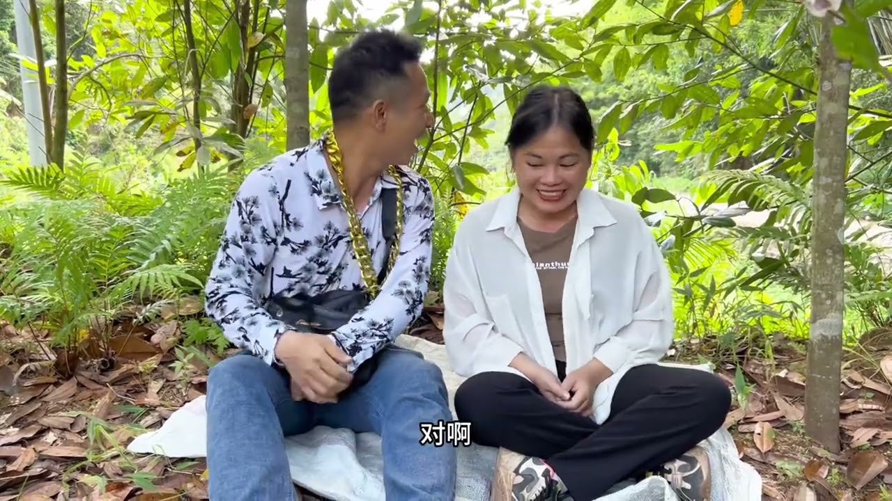 狡猾的美女用美色骗男子