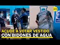 Huancavelica: Ciudadano acude a votar vestido con bidones de agua reciclados