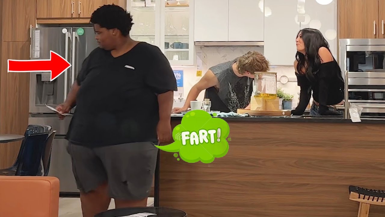 900lbs Man Farts On Ikea Shoppers!!