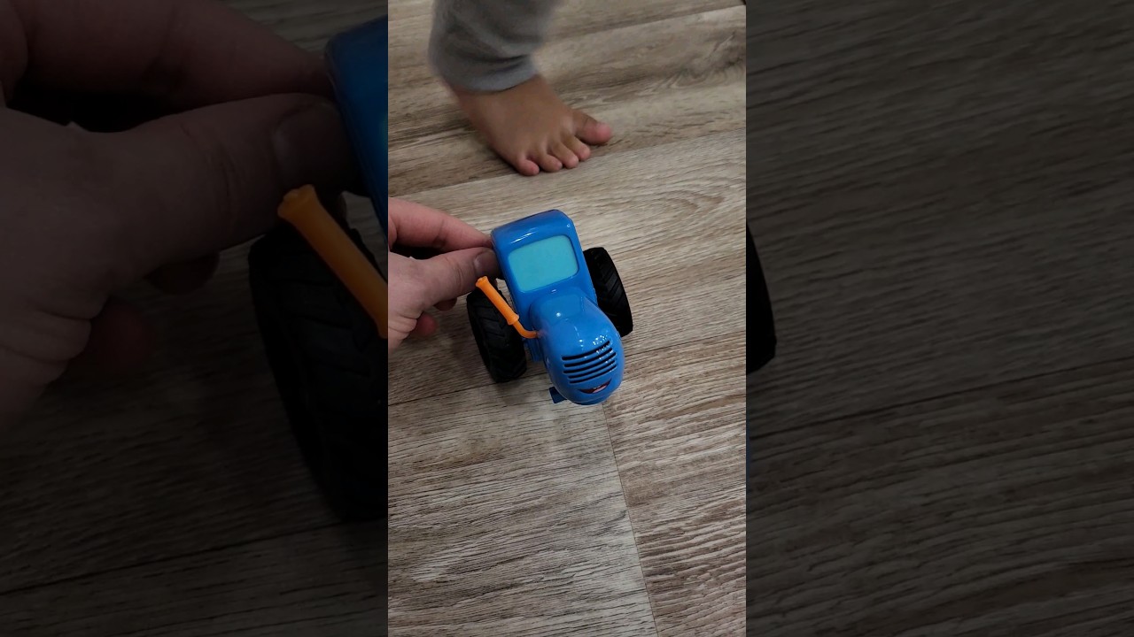 По полям по полям Синий трактор едет к нам 