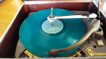 Zenith record player, HFR-15R STROBOSCOPE TUBE AMP playing an LP record.