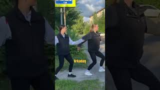 2 Kiz Kurallara Uyuyor