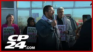 Keffiyeh ban sparks protest at Ford's office