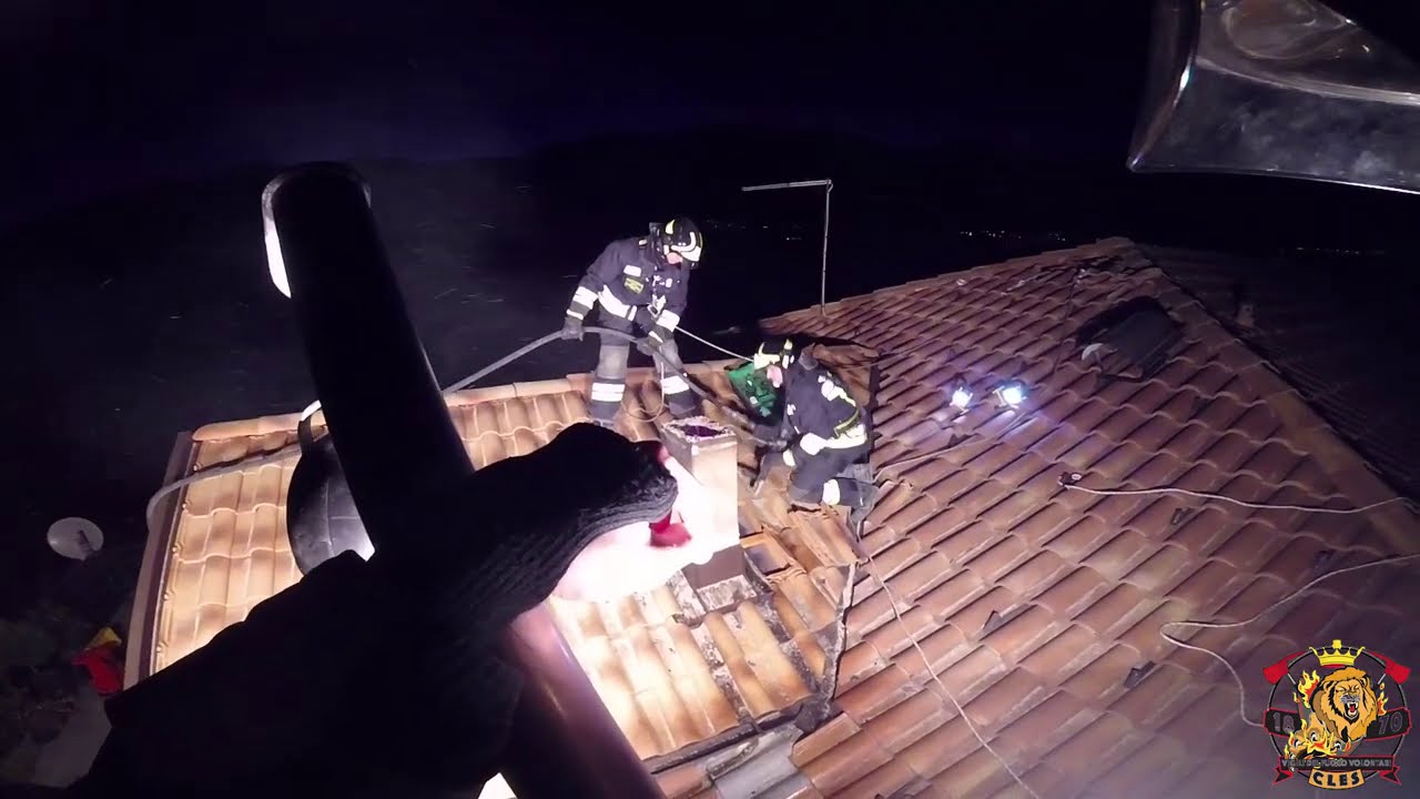 Vigili del fuoco Cles - intervento con autoscala per incendio camino