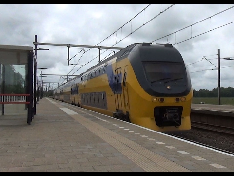 VIRM 9564 komt door station Voorschoten
