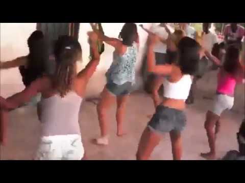 Meninas dançando Yu-Gi-Oh! (Versão 2)