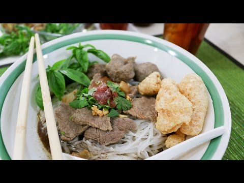 Thai Boat Noodle Soup ก๋วยเตี๋ยวเรือ ก๋วยเตี๋ยวน้ำตก - Episode 49