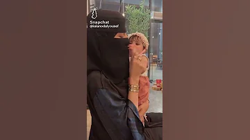 العنود اليوسف مع بنتها 