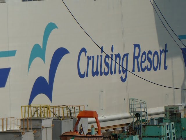 新日本海フェリー「すいせん」、デッキバージ「深洋」、曳船「日田丸