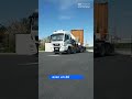  le camion grue porte container a besoin despace pour braquer