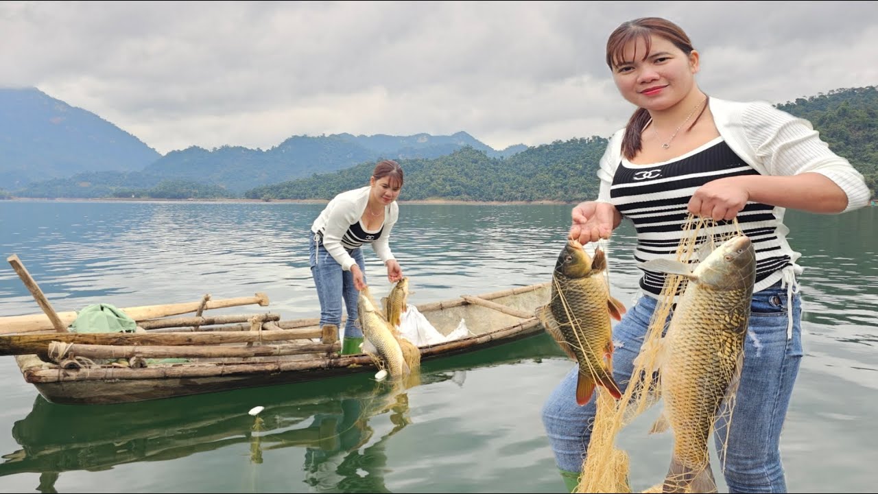 The girl cast a net overnight and caught many big fish to sell to improve her life.