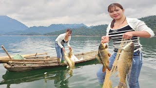 The girl cast a net overnight and caught many big fish to sell to improve her life.