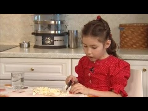 Окрошка на кефире. Тосты с клюквенным джемом и сыром