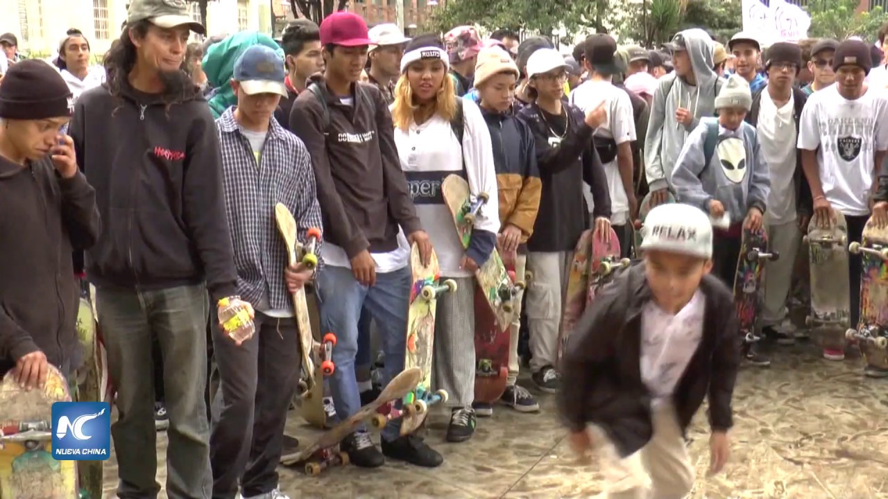 Cientos de aficionados celebran día mundial del skater en Bogotá