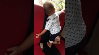 Gokill Tingkah Bayi Tidur Di Mobil Sambil Berdiri Tante