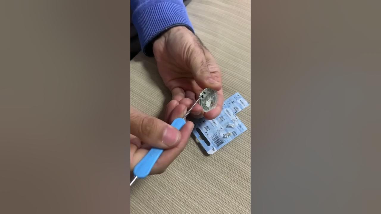 Меняем батарейки на сенсоре Либре. Для дальнейшего пользования. - YouTube