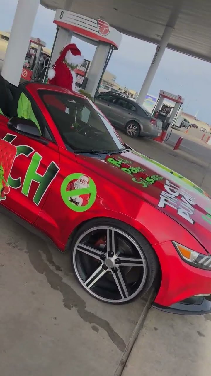 The Grinch Fuels Up At A Texas Gas Station || ViralHog