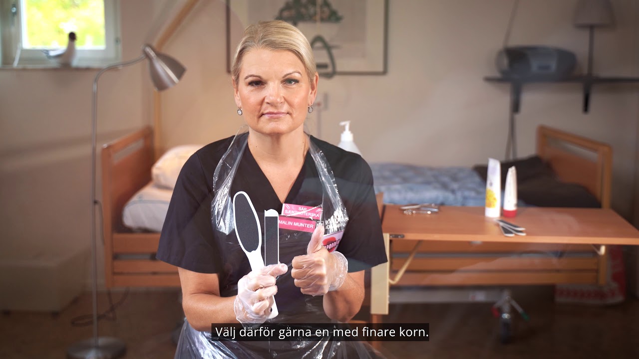 Skötsel och omvårdnad av fötter och naglar på diabetesfötter. Informationsfilm från Jkpg-kommun.