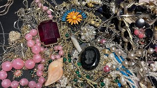 Vintage Jewelry Bag Unbagging ! Vintage Jewelry Haul !!