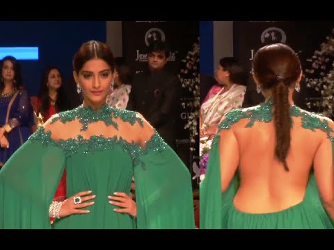 Sonam Kapoor's BOLD BACKLESS ramp walk at IIJW 2015.