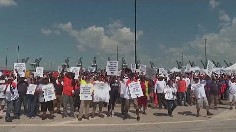 Port workers' strike suspended to allow further contract negotiations