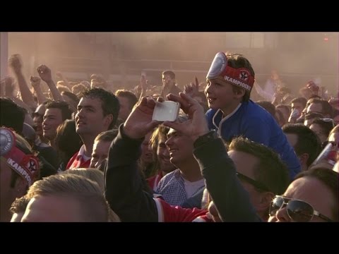 Hoogtepunt huldiging PSV: Karim Rekik zingt over zichzelf
