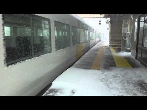 大雪の大糸線E257系回送列車、信濃森上駅。