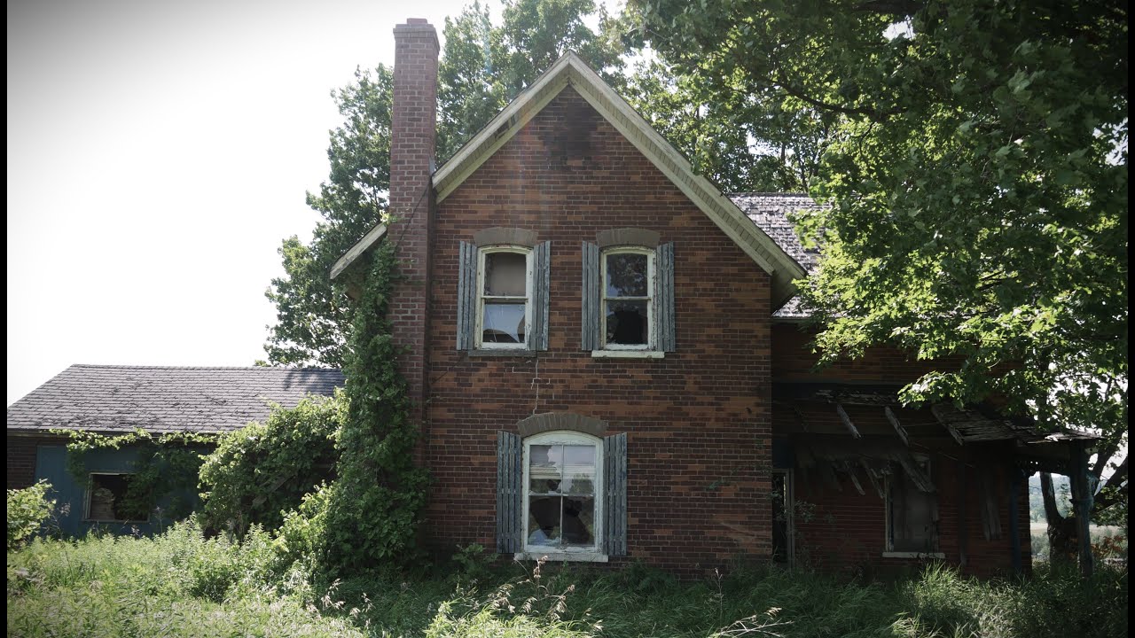 Исследование старого заброшенного фермерского дома — много разрушений, облупившаяся краска, осыпа...