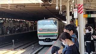 E231系1000番台U529編成が普通上野行きとして非常警笛を鳴らしながら大宮駅4番線に入線到着するシーン