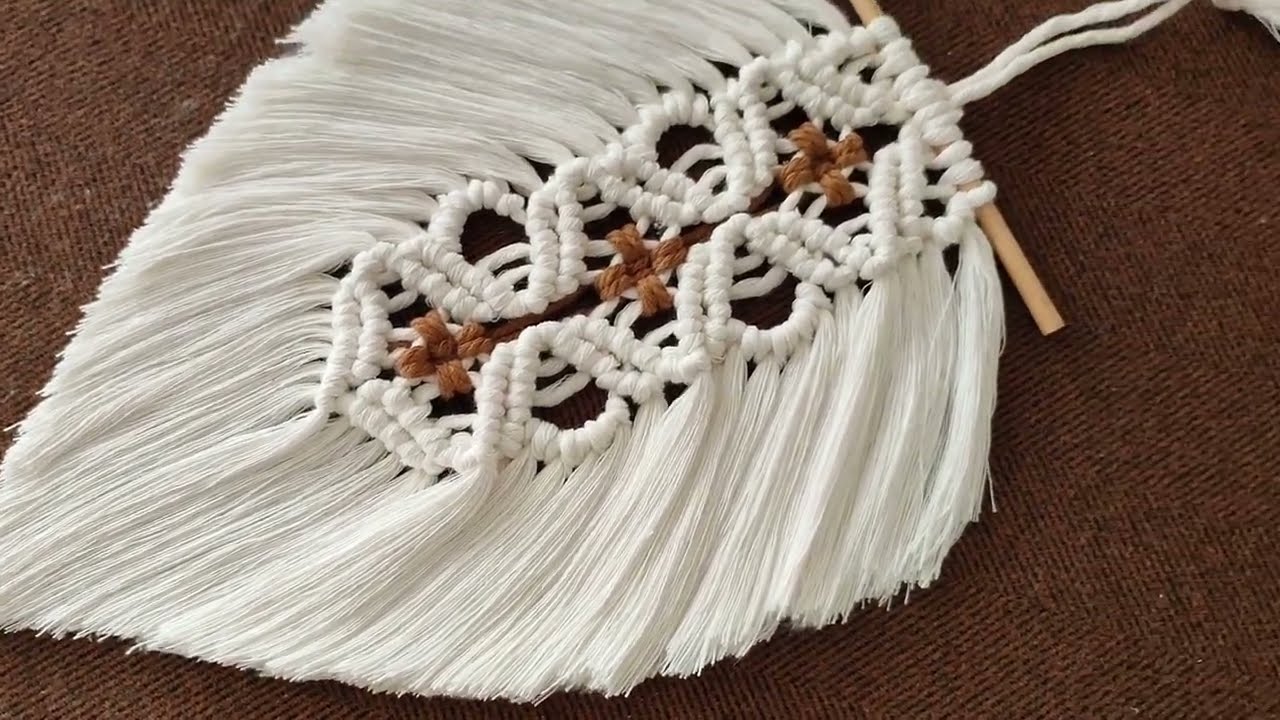 Plume artisanale beige en macramé avec perles et anneau - Calino Crea