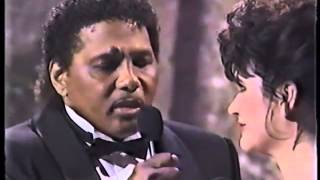 Video thumbnail of "Linda Ronstadt & Aaron Neville   Don't Know Much live 1990 480p"