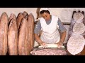 Pains artisanaux dans une boulangerie traditionnelle tches de ptrissage et de cuisson  laube