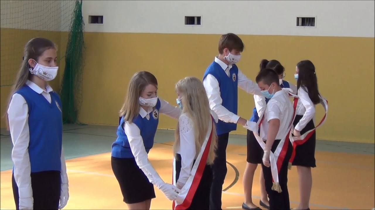 Przekazanie sztandaru w zakończenie roku szk  2019 2020 Osieck