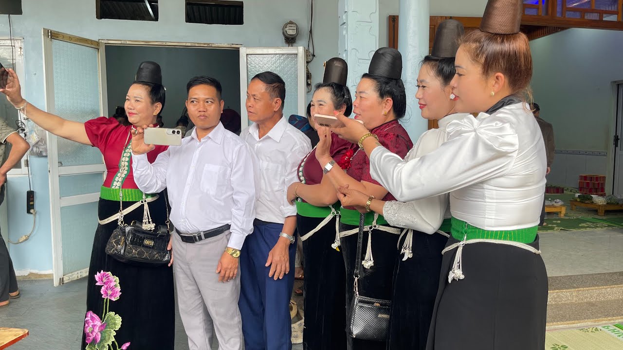 Toàn Nghệ Nhân Hát Thái Nổi Tiếng Lên Chúc Tết Người Đẹp Quàng Tiếng, Chiềng Đen Hát Thái Cực Hay