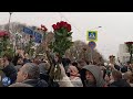 "Путин, уходи!" Народ закидывает гроб с Навальным цветами. Прощание с Навальным в Москве image