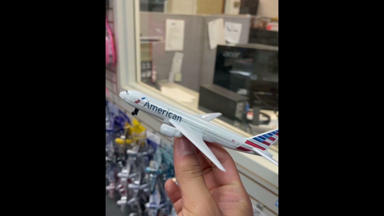 RT1664-1 AMERICAN AIRLINES SINGLE PLANE NEW LIVERY by Daron Toys.