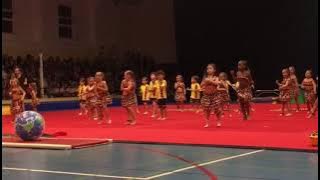 crianças portuguesas dançando ao som da música da Kanuca TV  