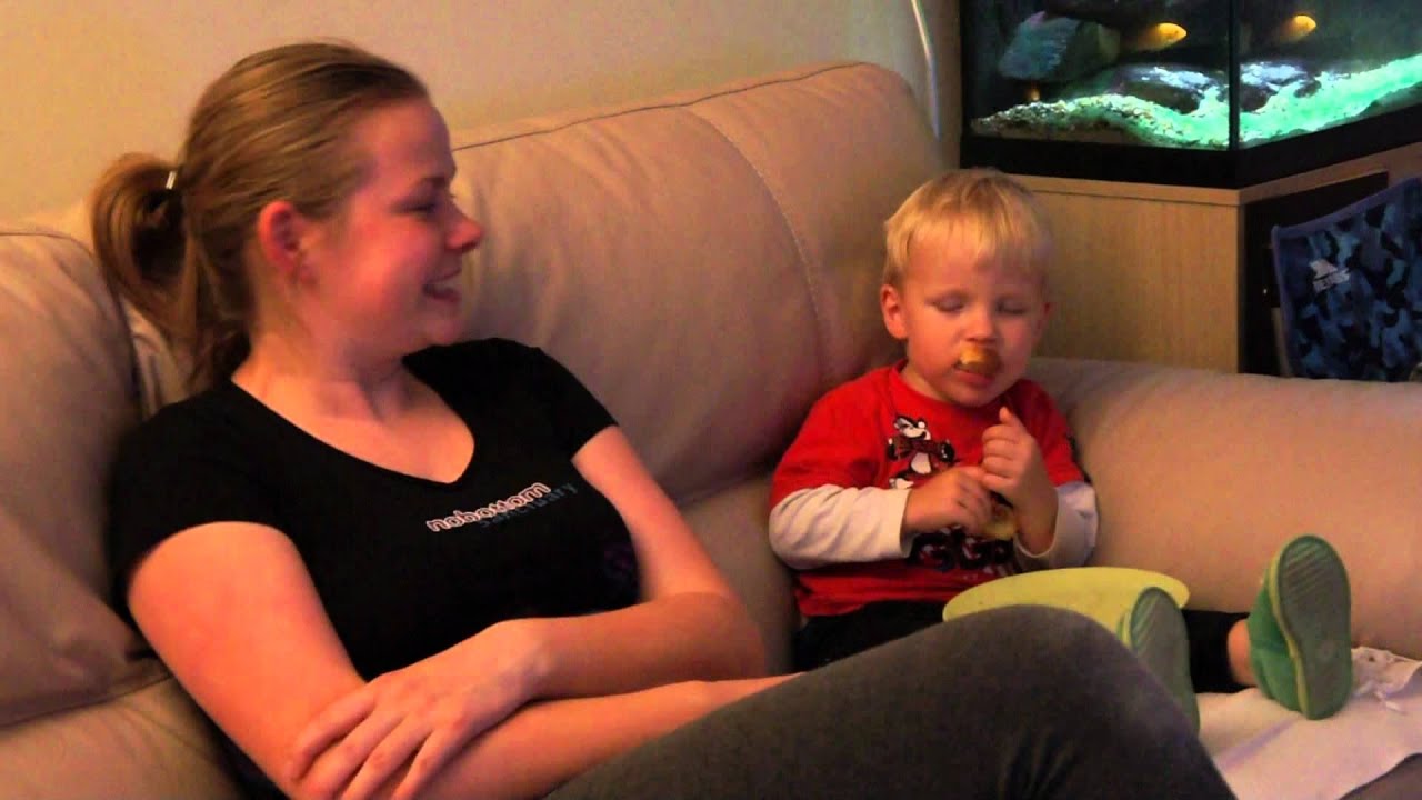 Kuba zasypia podczas kolacji