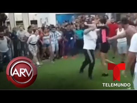 Pelea de dos mujeres convierte un patio residencial en campo de batalla | Al Rojo Vivo | Telemundo