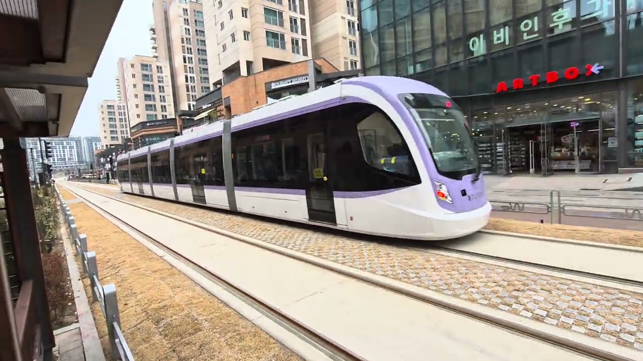 트랜지몰을 달리는 트램~^^