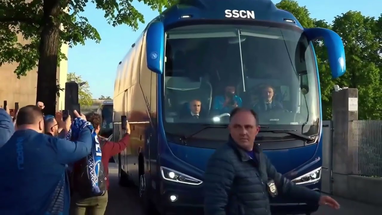 Il Napoli arriva a Udine 🚌 Accoglienza pazzesca dei tifosi in trasferta!