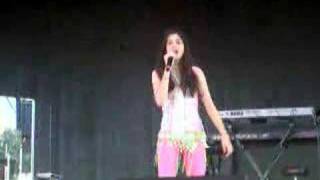 Mignon singing \