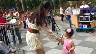 不到三岁的小女孩什么歌都会唱！ 屯门公园表演  旺角菜街艺人  2018  4 20   小女孩 舞女和伤不起 chords