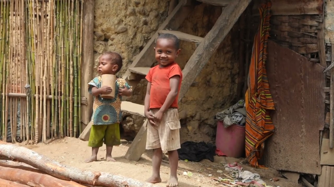 Laurène et Nicolas, deux jeunes mariés en mission avec Esperanza Joie des Enfants.