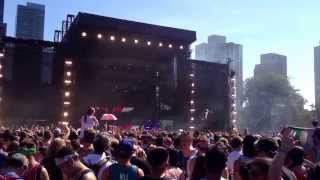 Kill the Noise playing Tommy Trash-Monkey see monkey do followed by Bass Cannon 2 Lollapalooza 2013