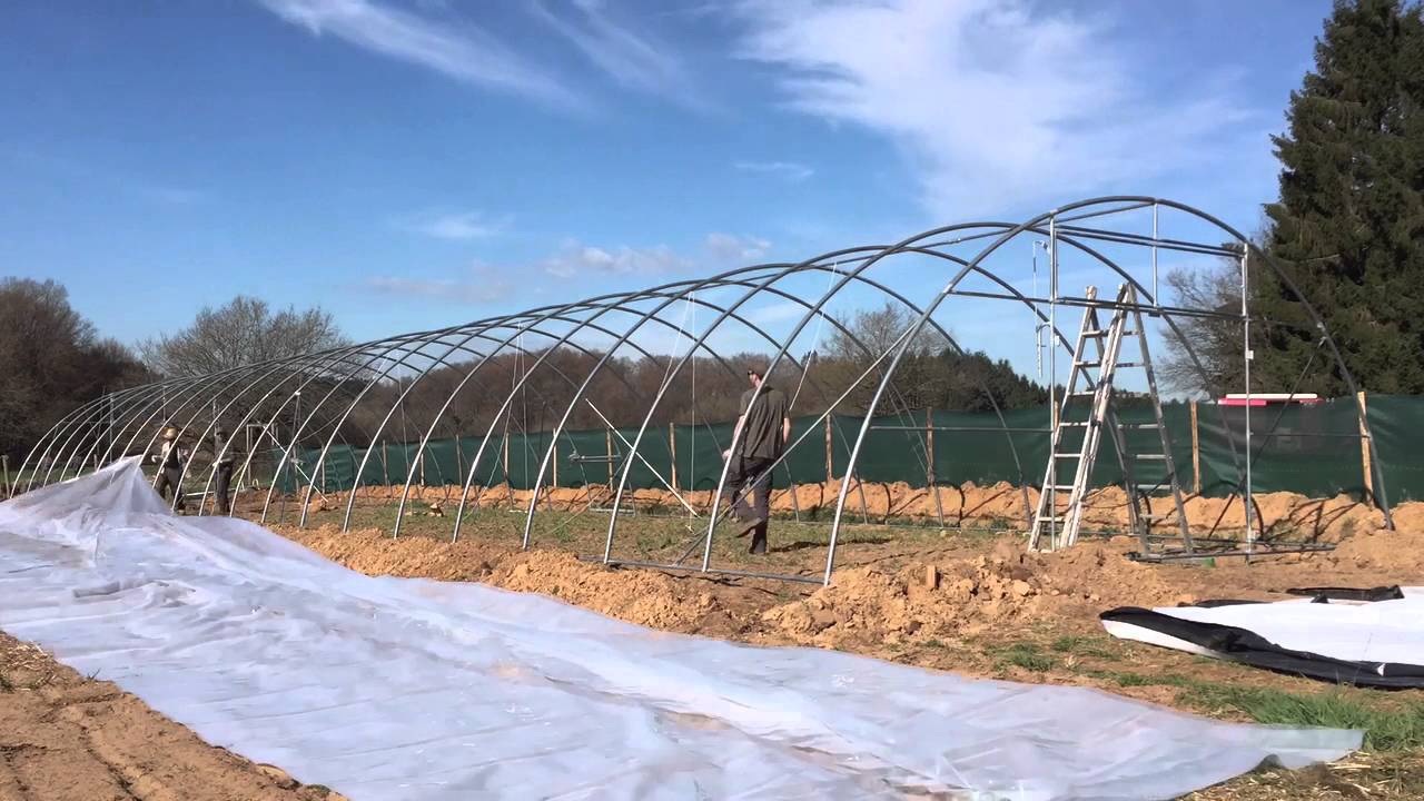 7 x 30 Meter Folientunnel mit wenig Leuten bespannen YouTube