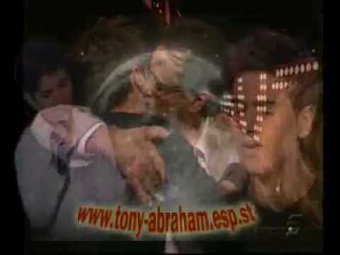 Tony Mateo (15 aos) sing Angels on TV - Robbie Wil...