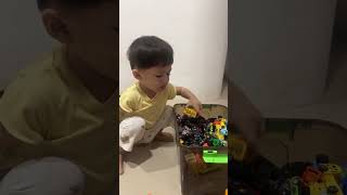 Arka sedang mencari mobil polisi