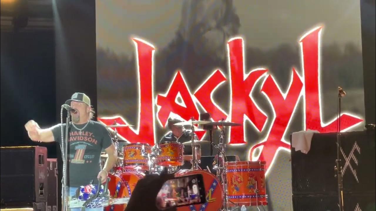Jackyl The Lumberjack (w/ Jesse on the chainsaw) live at Rokisland