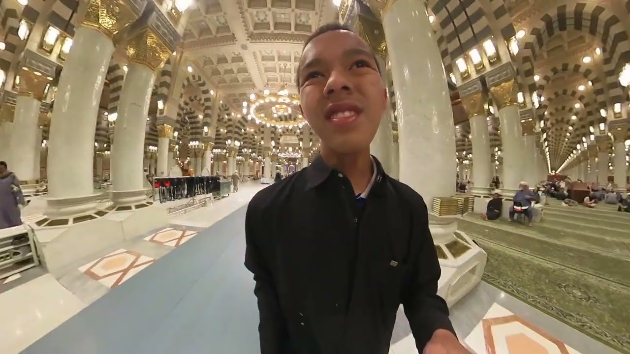 One of the world's biggest mosque, And The mosque was built by the Prophet Muhammad himself!